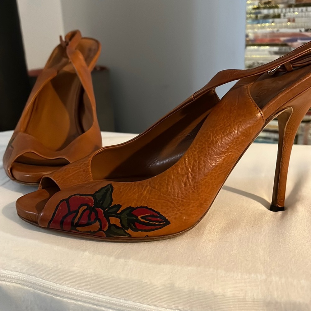 Gucci tobacco leather slides with imprinted rose “tattoo” in size 7.5